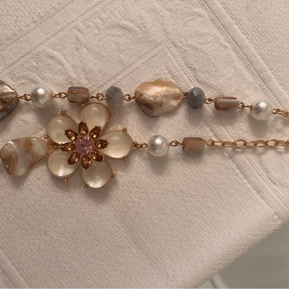 Avon Beautiful Mother of Pearl Blossom 🌸 Breeze Necklace